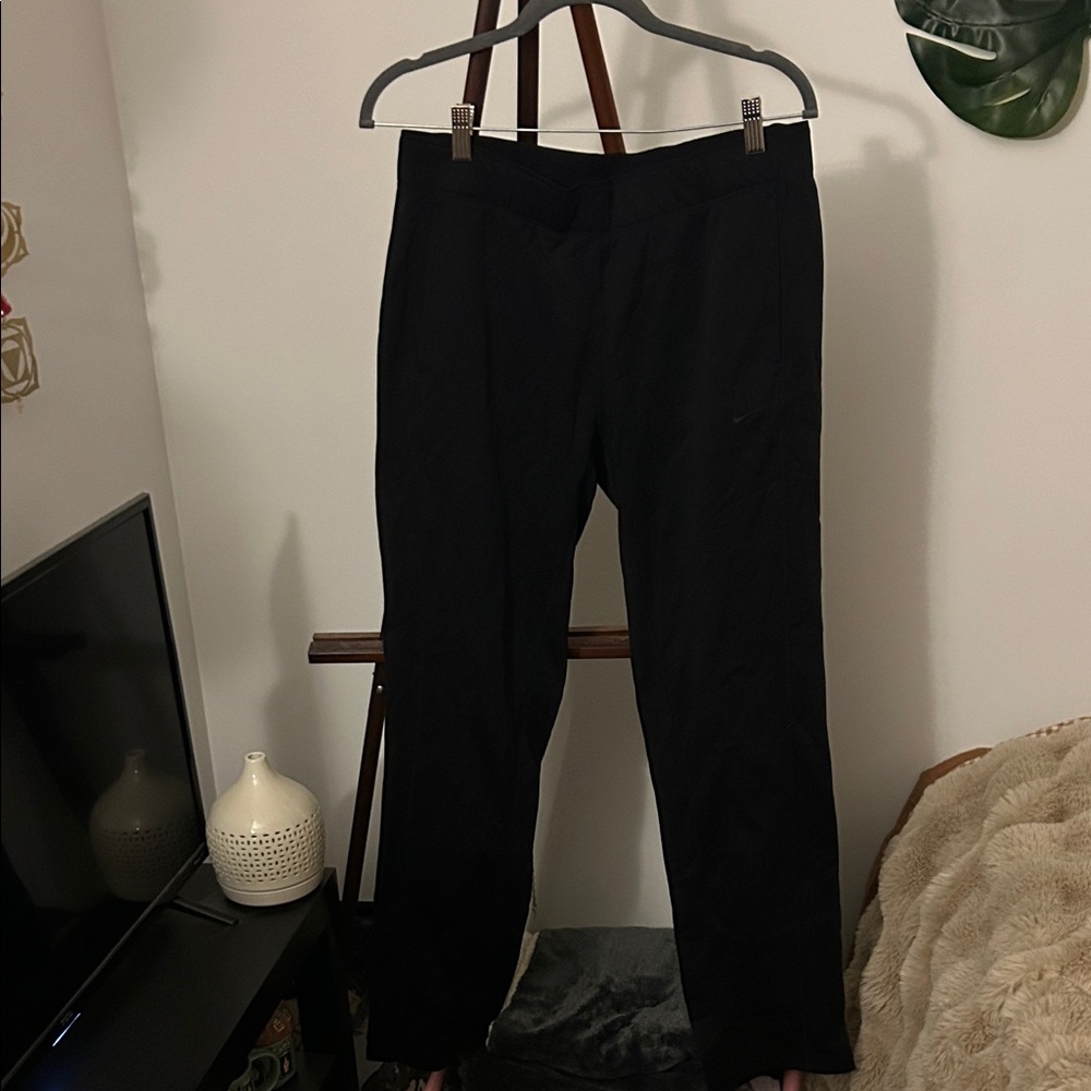 NWT Nike Women’s Black ThermaFit Straight Leg Training Sweat Pants